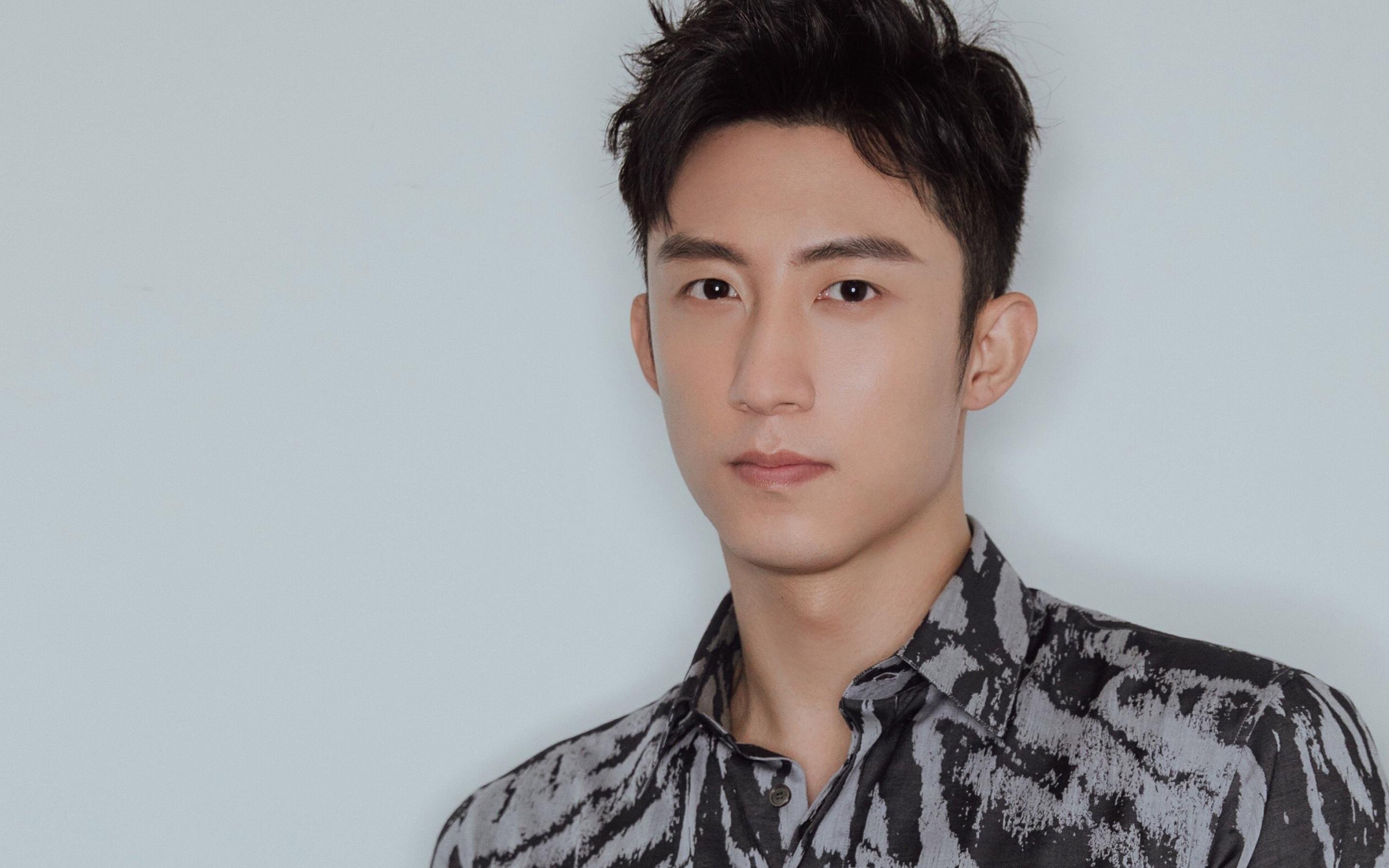 国足后卫线默契增强,防守更具韧性,国足边后卫